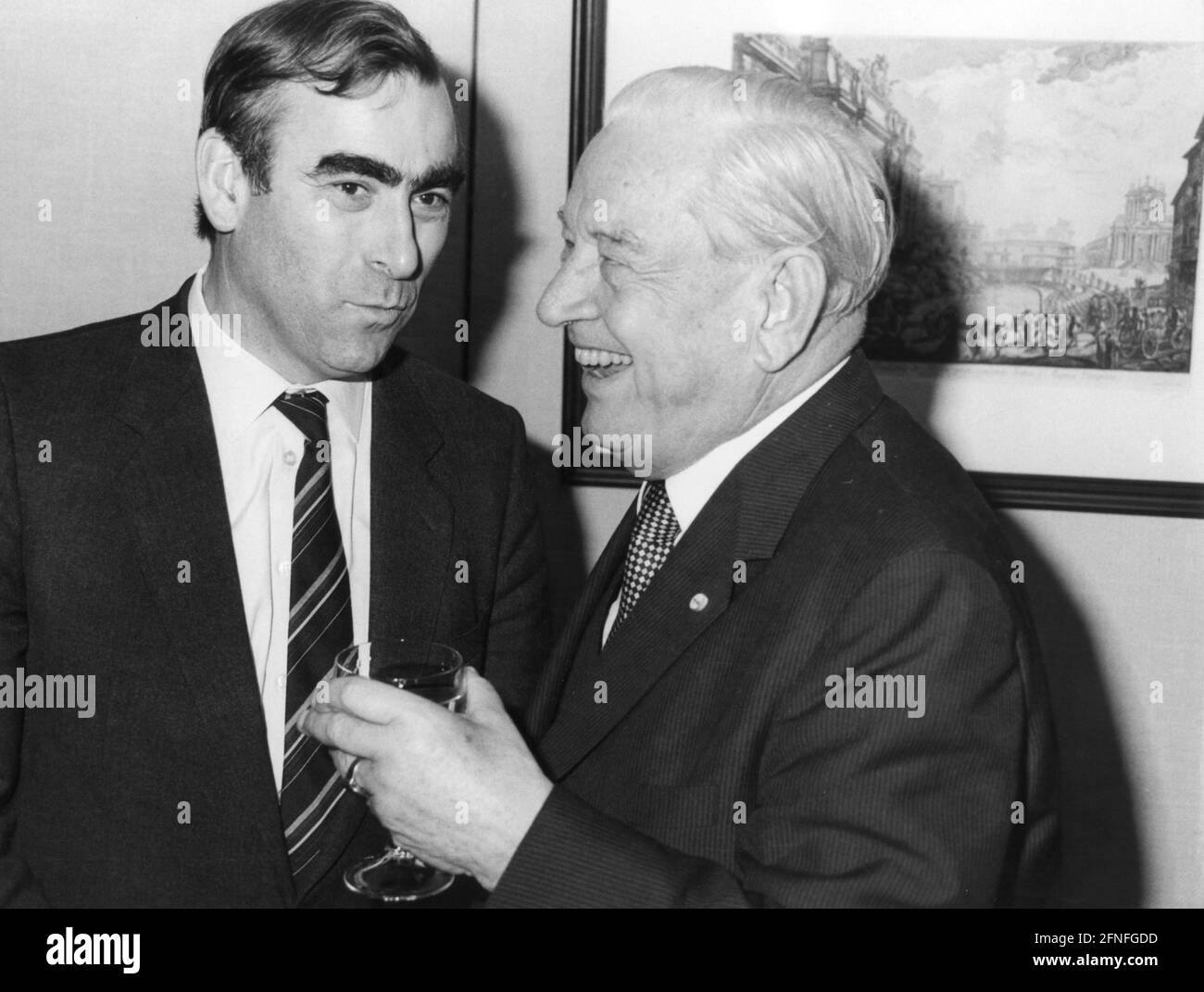 Le ministre fédéral des Finances et président du CSU, Theodor Waigel, et l'ancien Premier ministre bavarois, Alfons Goppel (r.), en conversation. Photographie non datée, env. années 1990. [traduction automatique] Banque D'Images