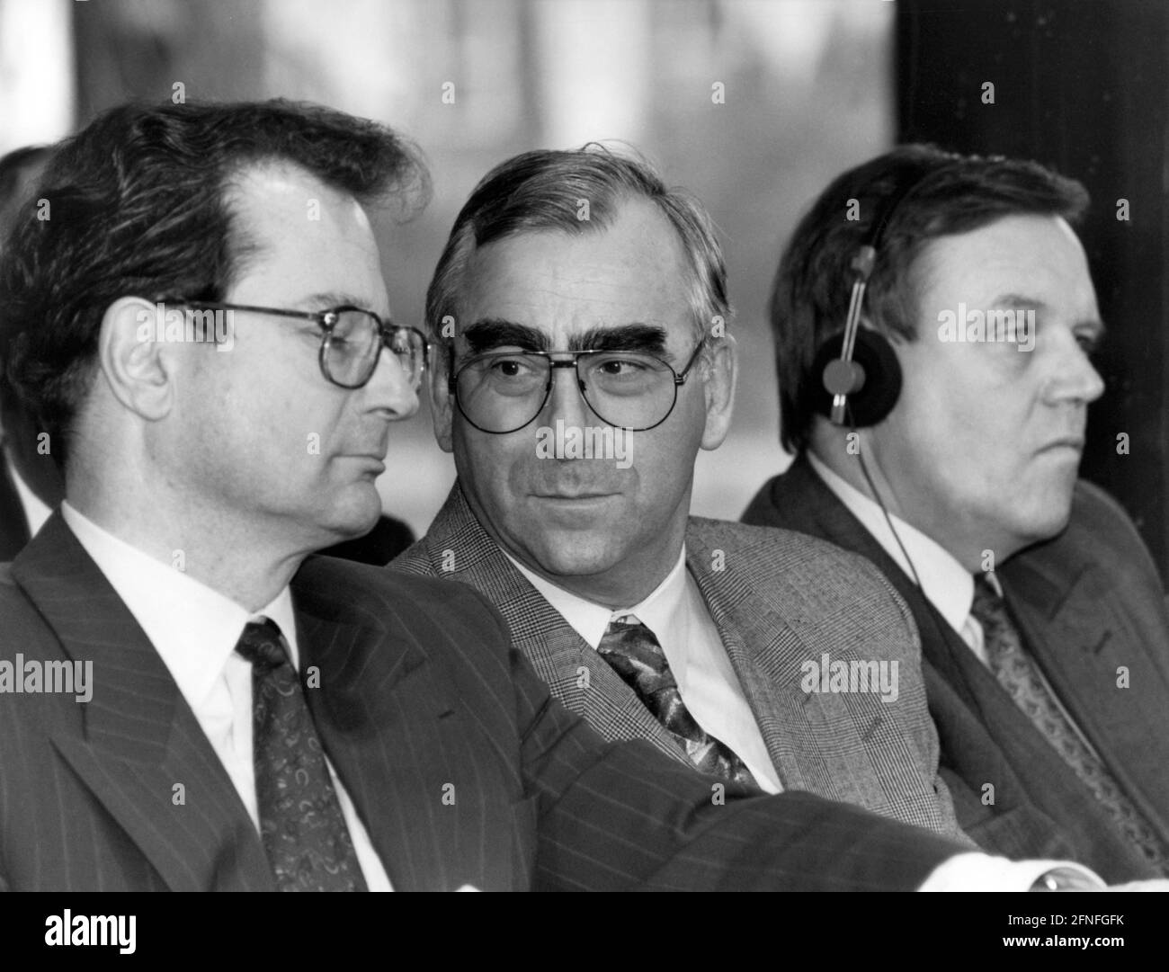 De gauche à droite : le ministre fédéral des Affaires étrangères Klaus Kinkel, le président du CSU et le ministre fédéral des Finances Theodor Waigel et le ministre fédéral de la Défense Volker Rühe. [traduction automatique] Banque D'Images