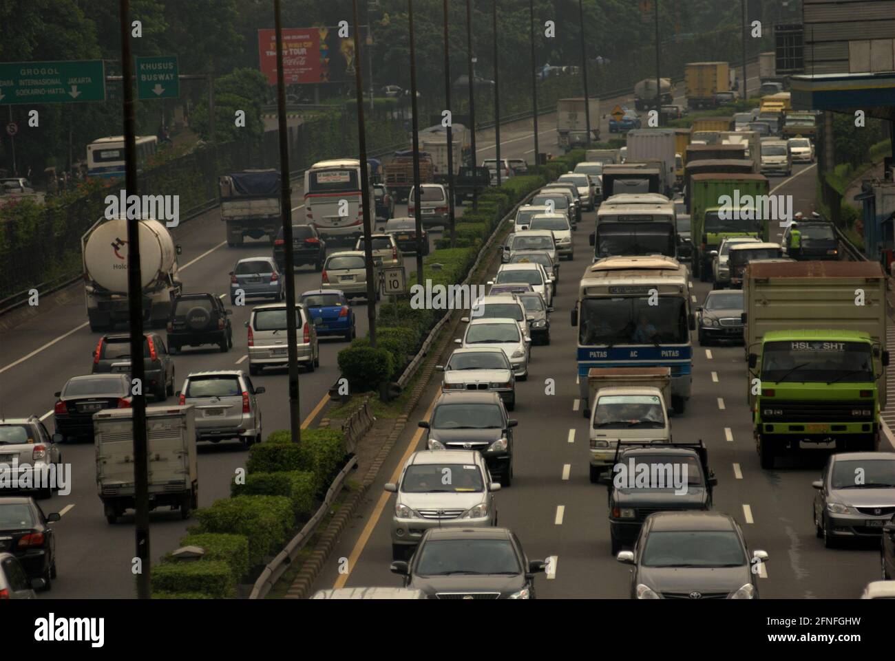 Trafic sur le périphérique intérieur, route à péage à Jakarta, Indonésie. Banque D'Images