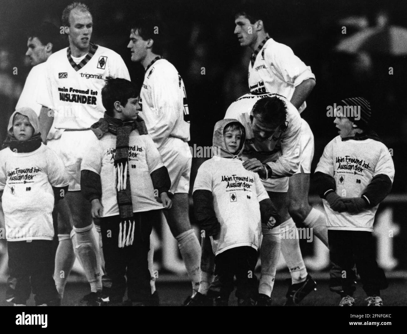 'Avant le match de Bundesliga entre Borussia Mönchengladbach et Bayer Leverkusen, les joueurs Jörg Neun (à droite) et Peter Wynhoff montrent la solidarité avec les enfants pour les étrangers. Sur le maillot: 'Mon ami l'étranger'. [traduction automatique]' Banque D'Images