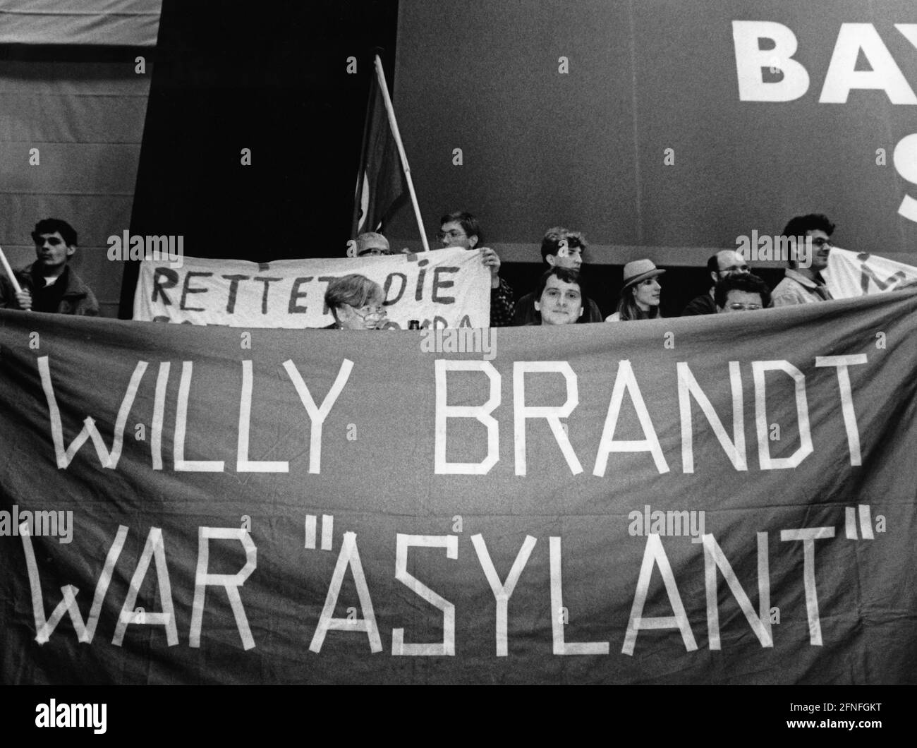 Les membres du SPD se sont unis derrière des étrangers lors d'une manifestation contre la xénophobie lors d'une conférence spéciale du parti, se référant à l'ancien chancelier Willy Brandt, qui a émigré brièvement pendant la Seconde Guerre mondiale [traduction automatique] Banque D'Images