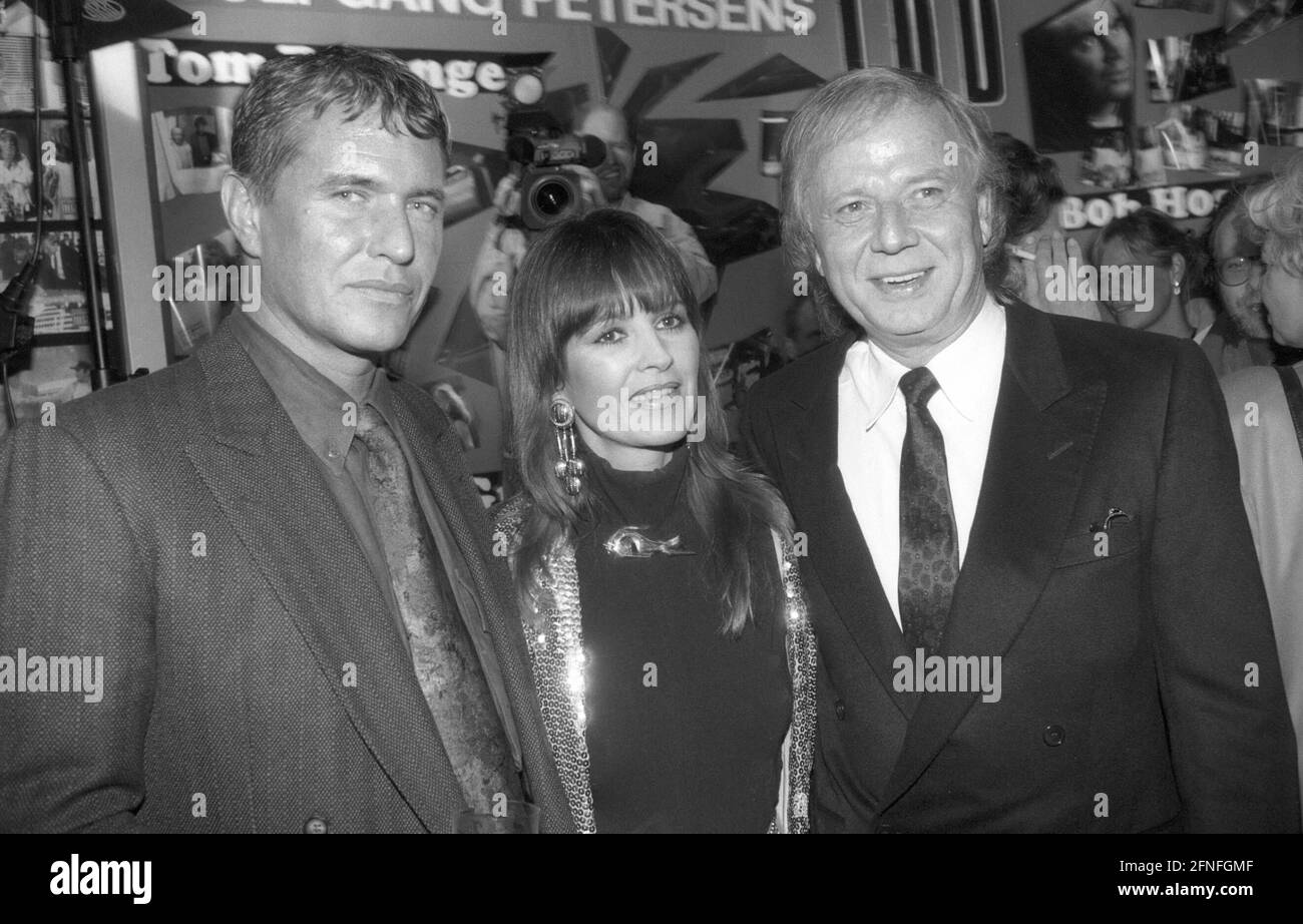 Wolfgang Petersen (r.) avec sa femme Maria et Tom Berenger 11/91 pp Wolfgang Petersen (r.) avec sa femme Maria et Tom Berenger lors de la première allemande du film « Dath in the Mirror » en novembre 1991 film première cinéma performance acteur américain réalisateur allemand homme américain américain américain américain américain acteur allemand hommes réalisateur réalisateur producteur de film femme à moitié debout souriant bw [traduction automatique] Banque D'Images