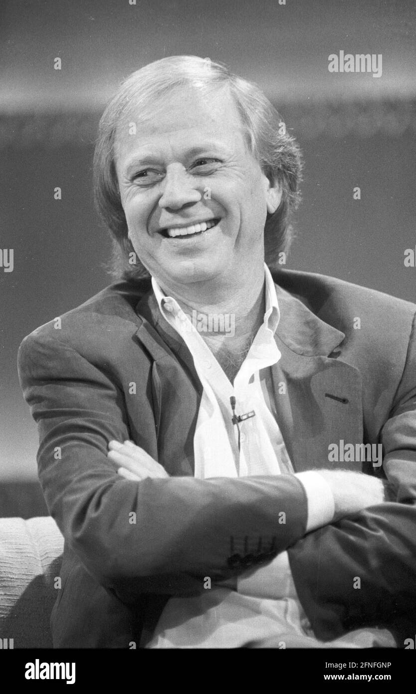 Wolfgang Petersen (réalisateur) 10/93 pp man TV TV réalisateur producteur film producteur blond blond poil court décontracté veste chemise demi assis souriant regardant les bras croisés production télévisée 'Wetten, dass...?' dans Emden [traduction automatique] Banque D'Images