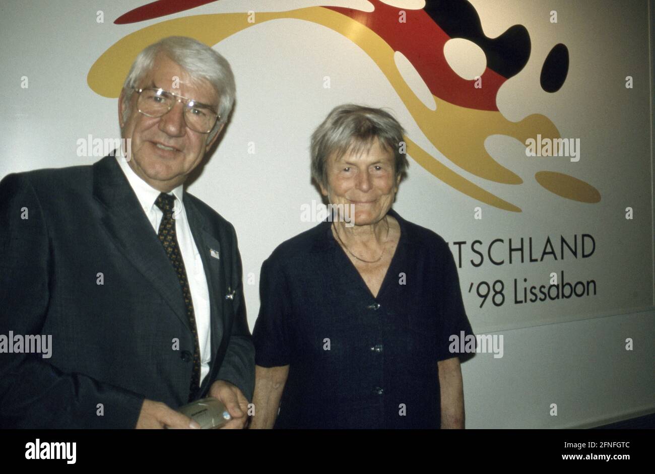 Elisabeth Mann Borgese (à droite) lors d'une visite à l'Expo de Lisbonne. [traduction automatique] Banque D'Images
