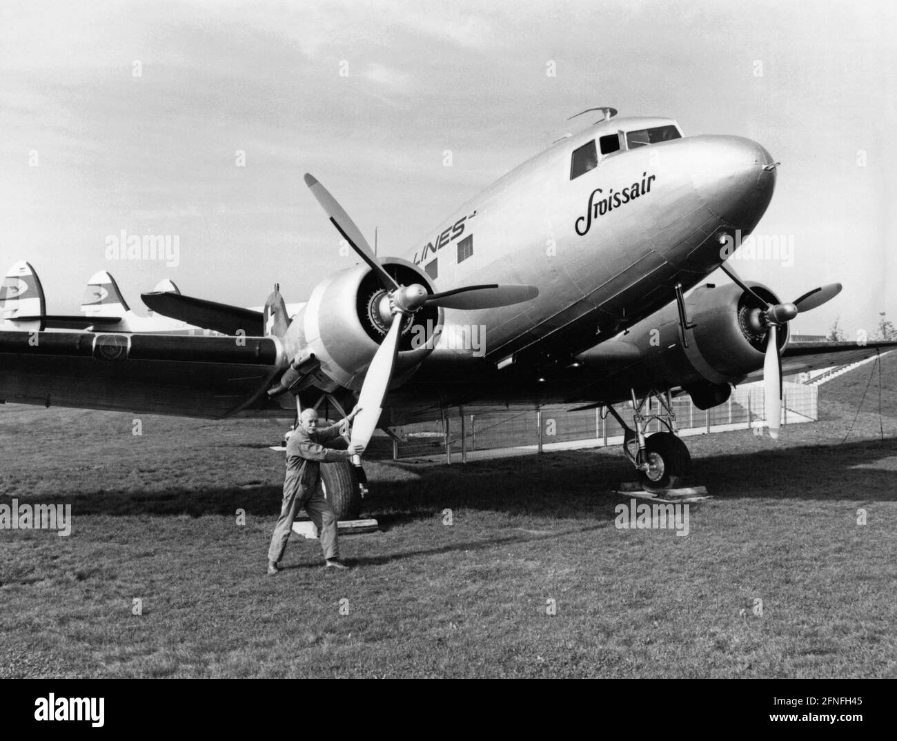 Un avion DC-3 Douglas jeté est exposé aux spectateurs au centre d'accueil de l'aéroport de Munich à Erdinger Moos. Elle appartenait à la flotte de Froissair, qui fait partie de la compagnie Swissair. [traduction automatique] Banque D'Images