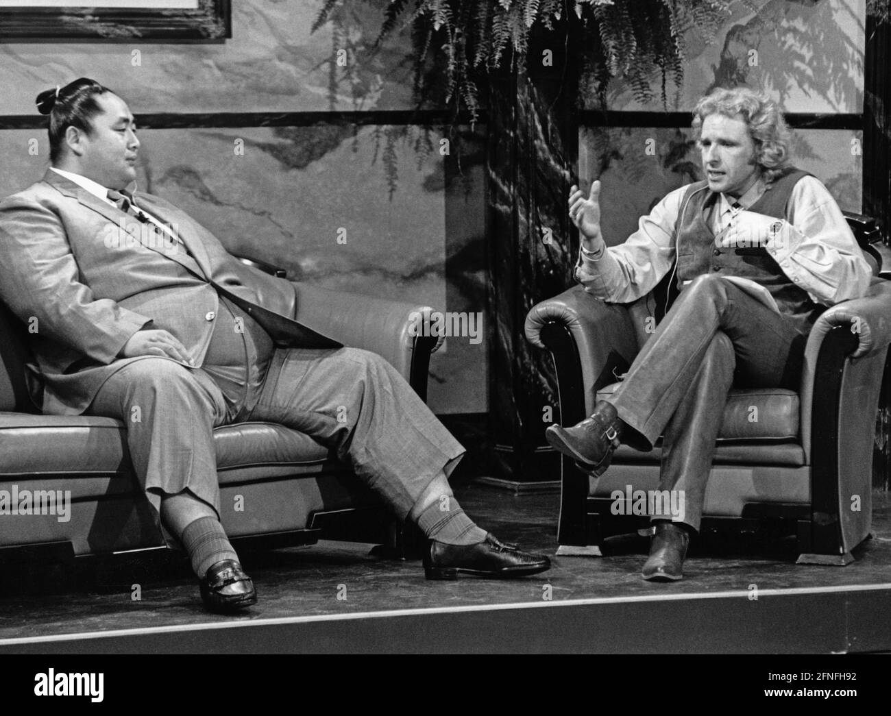 "Thomas Gottschalk dans une interview avec le grand maître sumo japonais Onokuni dans le programme ''Gottschalk [traduction automatique]' Banque D'Images