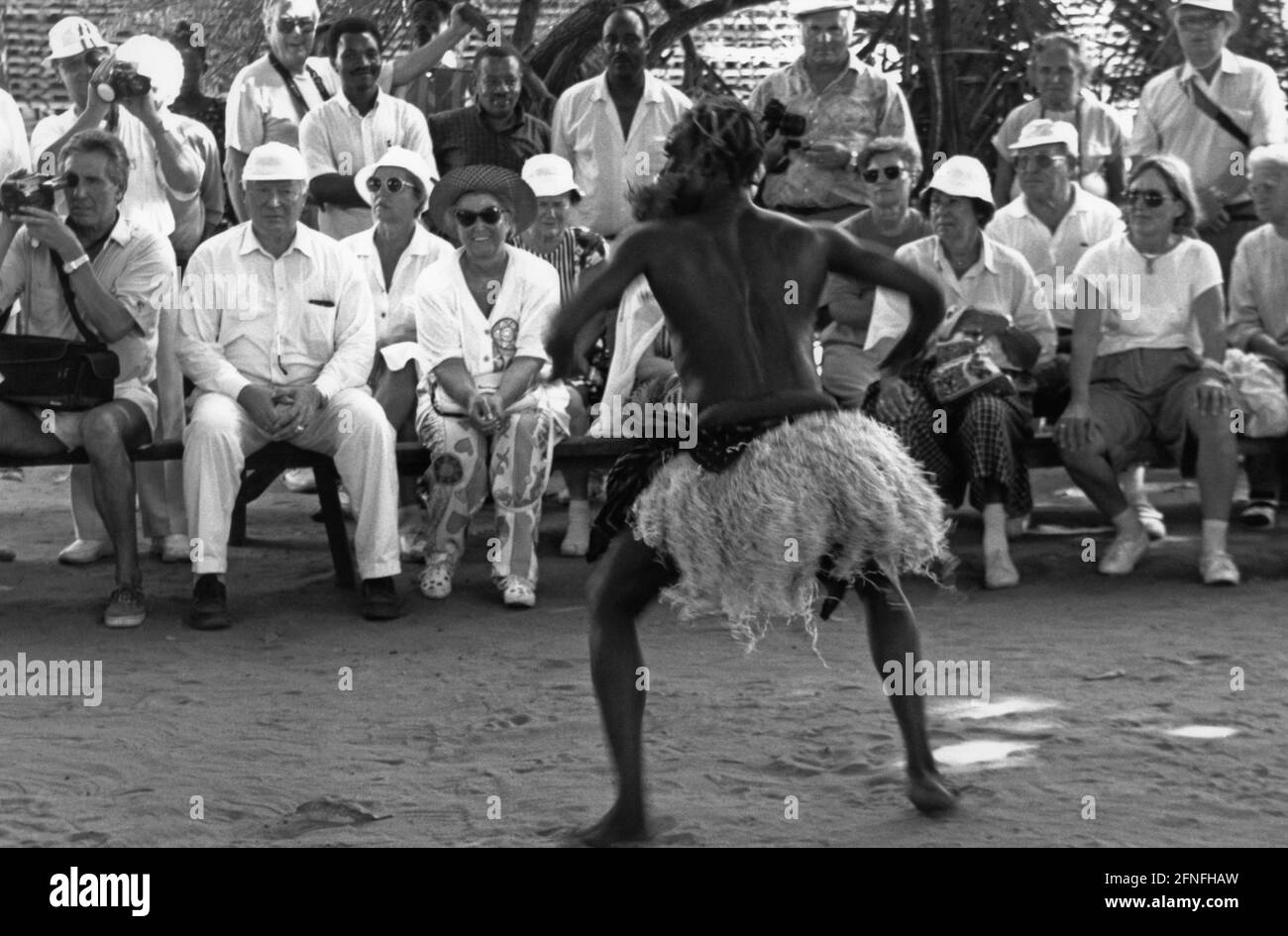 Les touristes regardent une danse africaine traditionnelle à Dar es Salaam. [traduction automatique] Banque D'Images