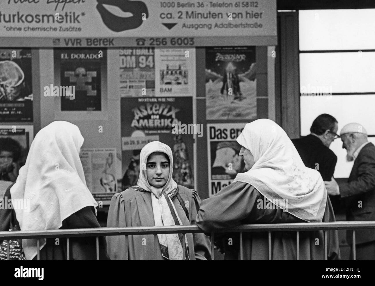 Femmes avec l'histoire de la migration à la station de métro Kottbusser Tor à Berlin, novembre 1994. [traduction automatique] Banque D'Images