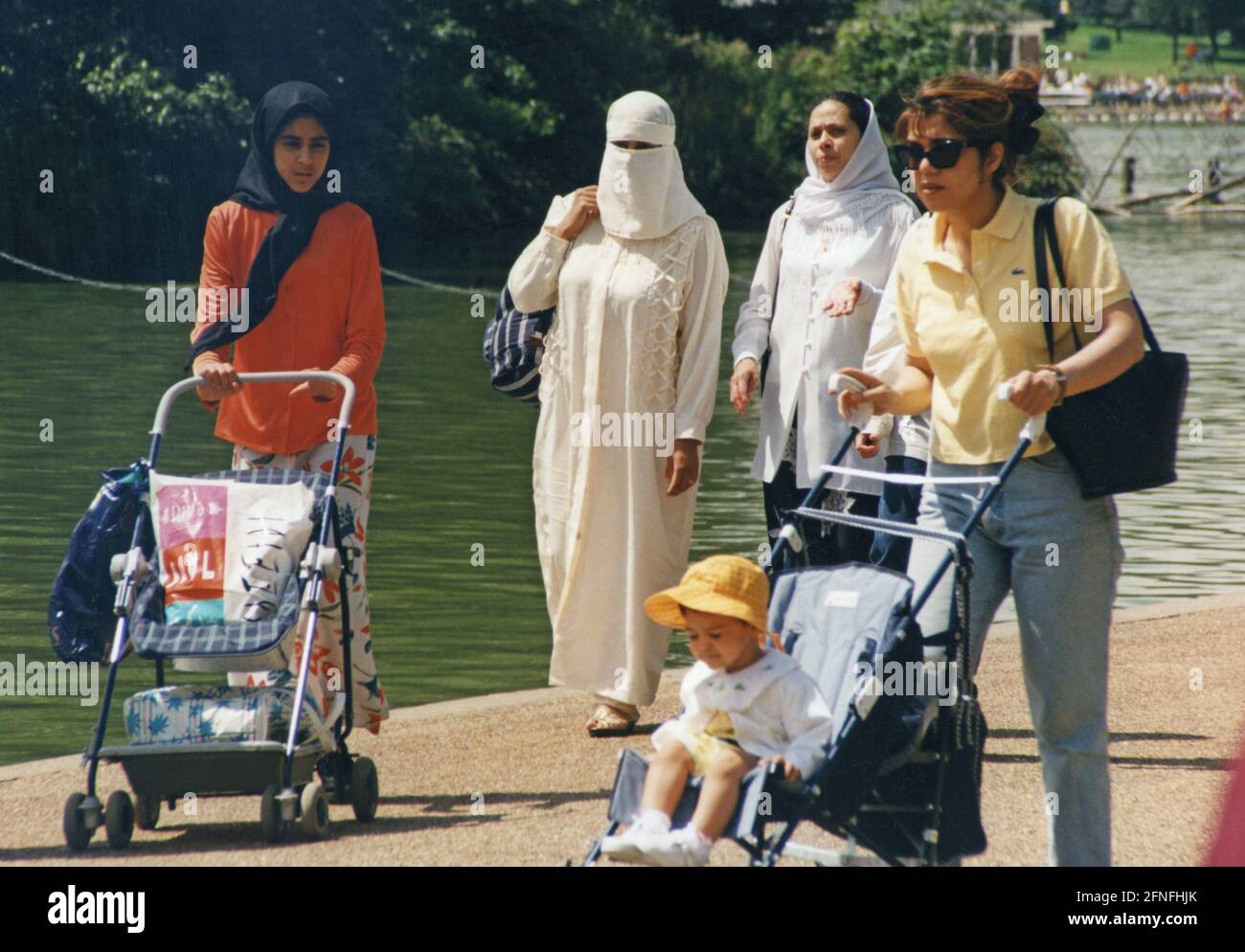 Les femmes avec l'histoire de la migration à un lac. [traduction automatique] Banque D'Images