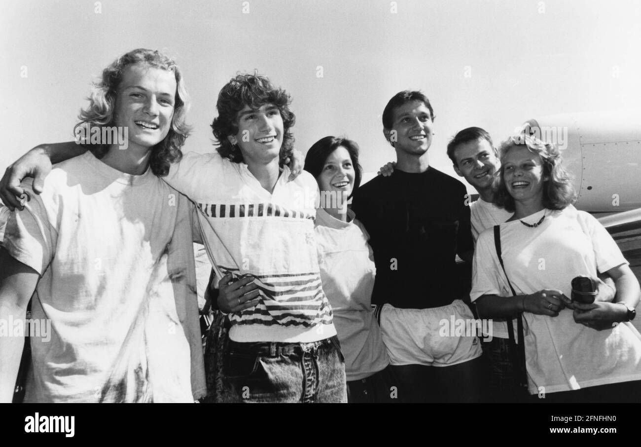 Un groupe d'otages allemands arrivés en toute sécurité à l'aéroport de Stuttgart. Ils étaient détenus par des combattants kurdes. [traduction automatique] Banque D'Images