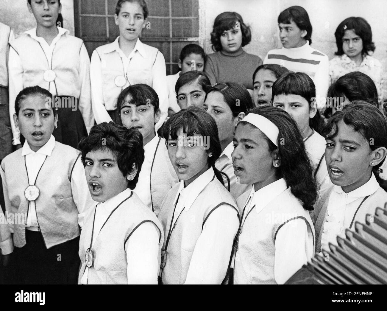 Des écolières arabes chantent à Nazareth, en Israël. Ils y appartiennent. Photo non datée. [traduction automatique] Banque D'Images