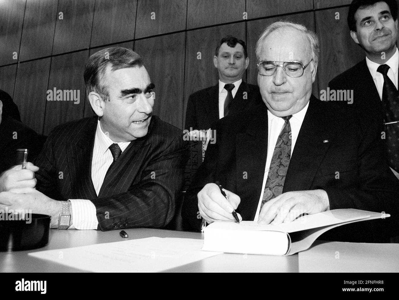 Le ministre fédéral des Finances, Theo WAIGEL , CSU , et le chancelier fédéral Helmut KOHL , CDU , lors d'une réunion du groupe parlementaire en janvier 1993 [traduction automatique] Banque D'Images