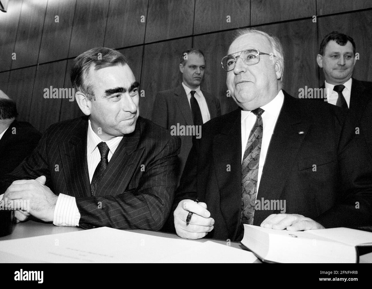 Le ministre fédéral des Finances, Theo WAIGEL , CSU , et le chancelier fédéral Helmut KOHL , CDU , lors d'une réunion du groupe parlementaire en janvier 1993 [traduction automatique] Banque D'Images