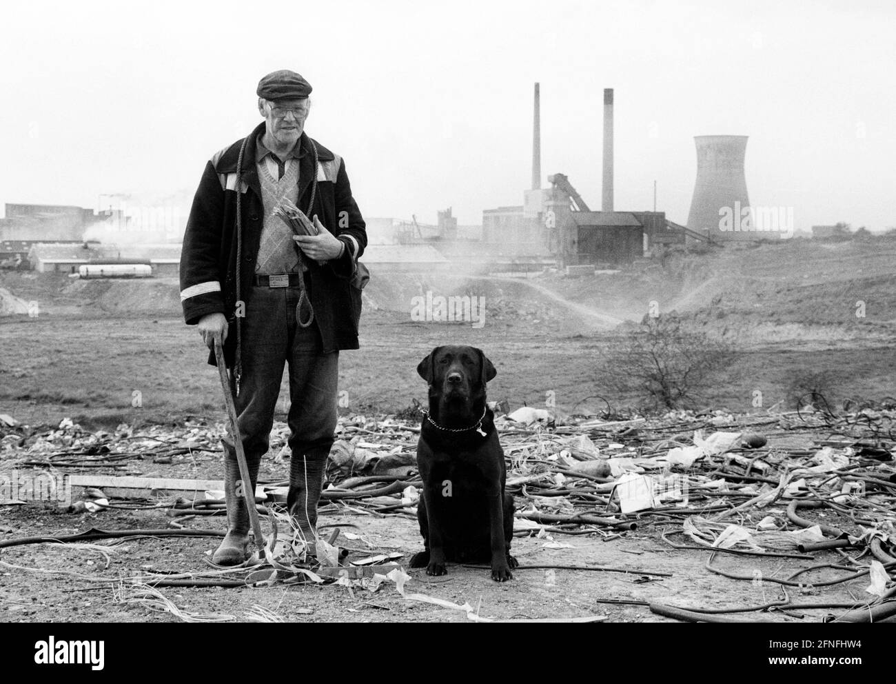 GBR , GRANDE-BRETAGNE / ANGLETERRE : UN homme avec son chien sur un bout de déchets à Grimethorpe / Yorkshire , en avril 1988 [traduction automatique] Banque D'Images