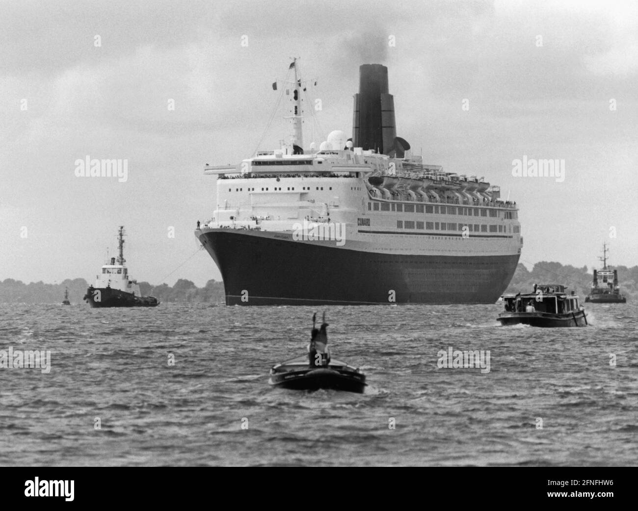 'La ''Reine Elizabeth 2'' de la compagnie maritime Cunard entre dans le port de Hambourg via le Bas-Elbe. [traduction automatique]' Banque D'Images