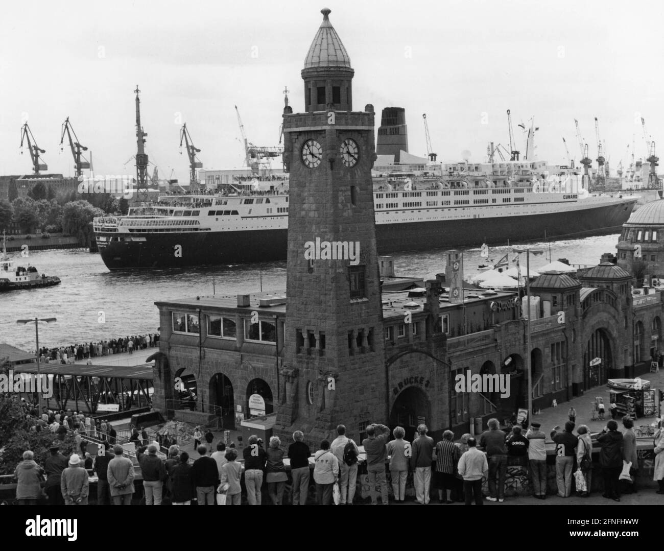 'La ''Reine Elizabeth 2'' passe devant le St. Pauli Landungsbrücken à Hambourg. [traduction automatique]' Banque D'Images