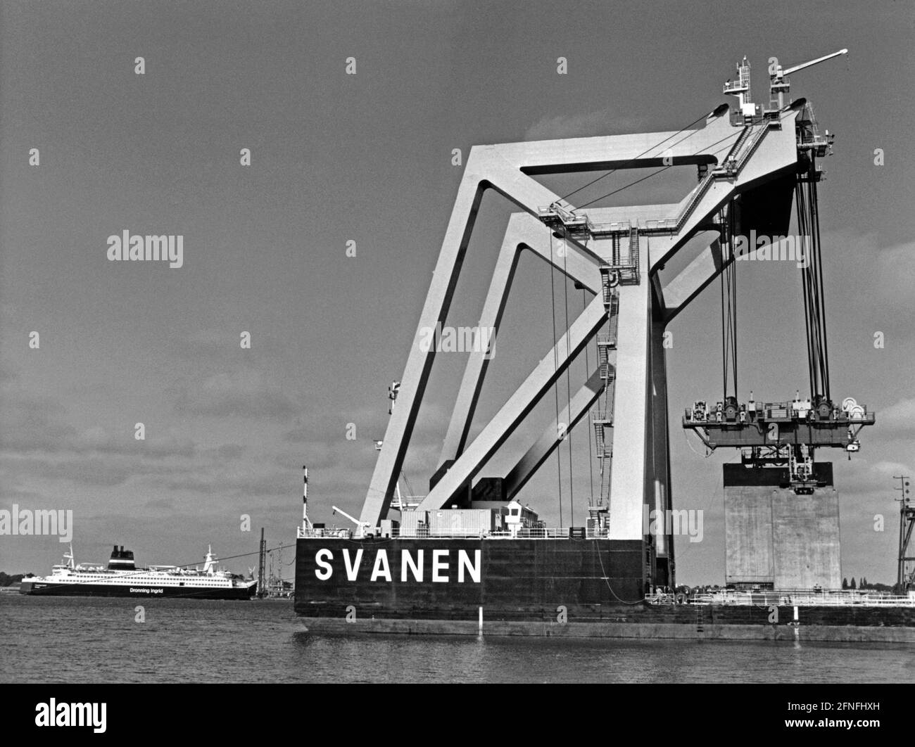 'La grue flottante '''Svan'' en opération pendant la construction de Storebæltsbroen entre Funen et la Zélande. [traduction automatique]' Banque D'Images