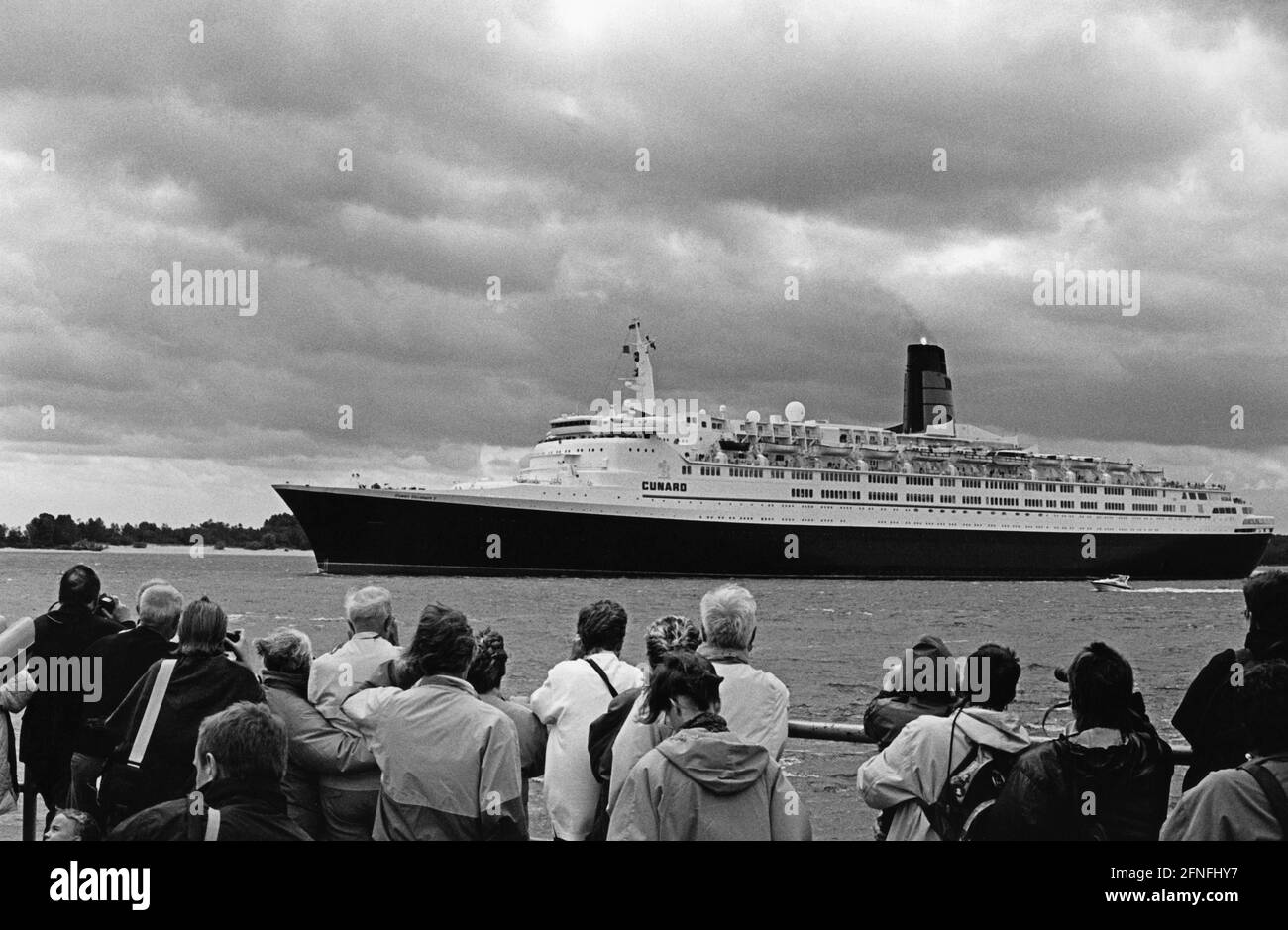 'La ''Reine Elizabeth 2'', le navire amiral de la ligne Cunard, arrive à Hambourg en juin 1996. [traduction automatique]' Banque D'Images