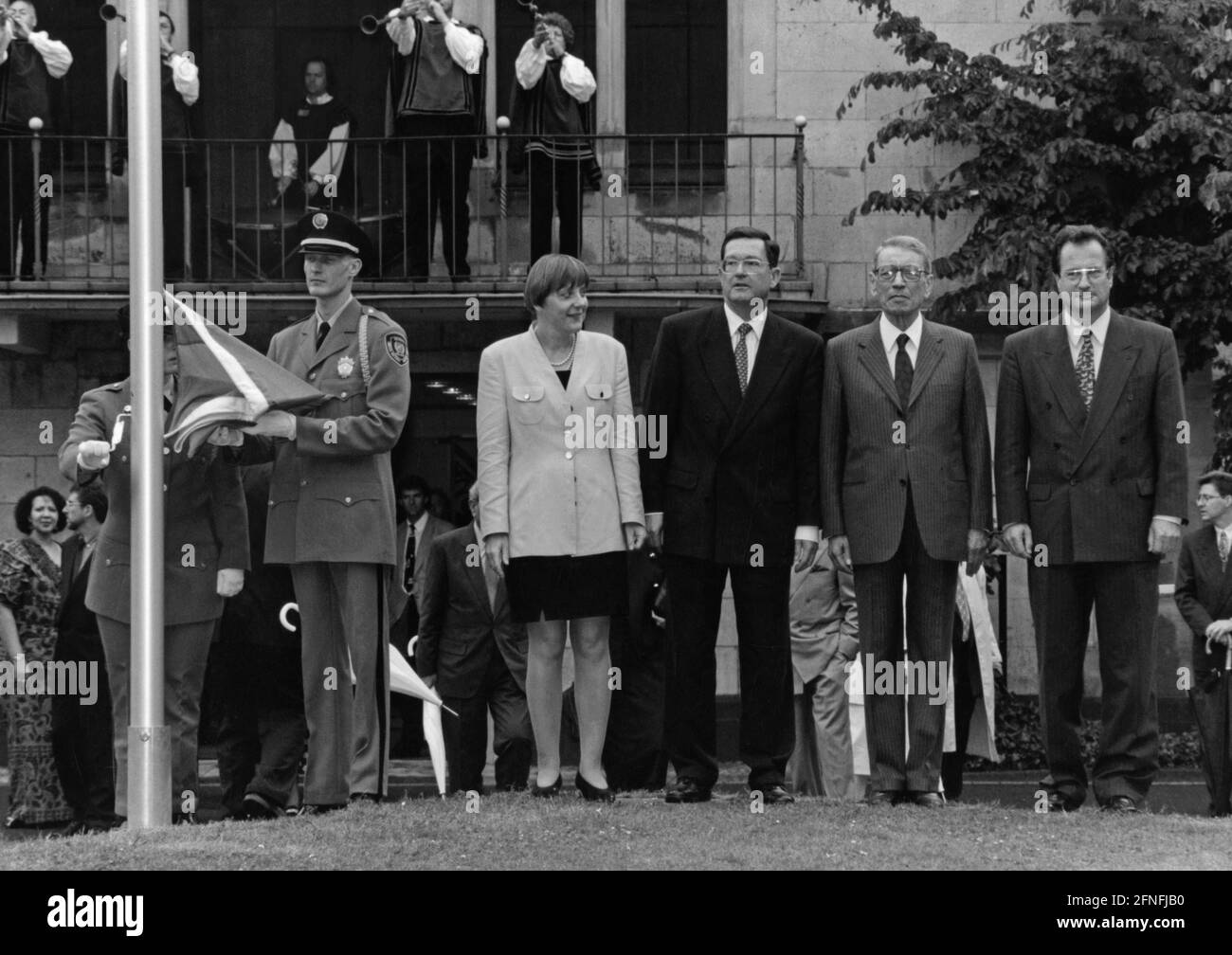 (De gauche à droite) la ministre de l'Environnement, Angela Merkel, le ministre de l'aide au développement, Dieter Spranger, le secrétaire général des Nations Unies, Boutro Boutros-Ghali, et le ministre des Affaires étrangères, Klaus Kinkel, devant la Haus Carstanjen, à Bonn. Lors de sa visite à Bonn, le Secrétaire général de l'ONU a inauguré le nouveau siège de l'ONU à Bonn. L'image montre le drapeau en cours de relevage. [traduction automatique] Banque D'Images