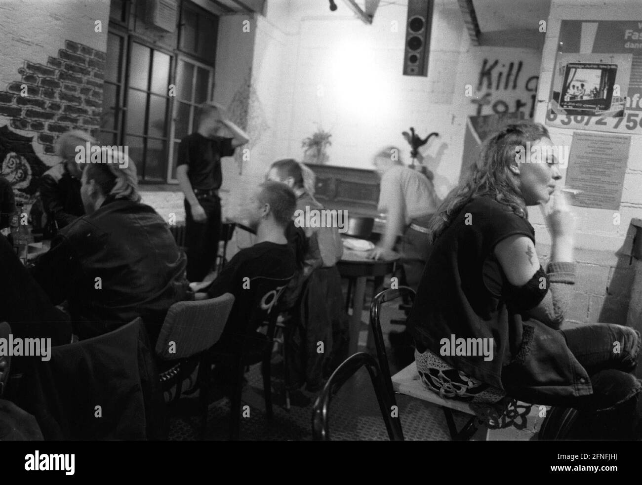 '''KvU'' , un établissement de jeunesse de l'église protestante, qui est visité par les jeunes du quartier, les punks et les enfants de la rue. ''KvU'' est l'abréviation de ''Kirche von Unten''. Dans les années qui ont précédé la chute du mur, un petit groupe de jeunes protestants ont tenu des bannières aux conventions de l'église et ont protesté contre les dirigeants de l'église, qui étaient trop conformistes d'État pour eux dans le RDA. DEU, Berlin-Mitte, 30.09.1999, [traduction automatique]' Banque D'Images