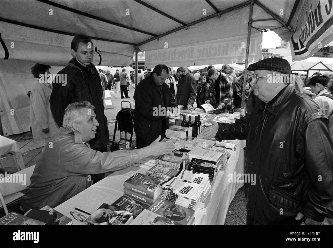 'Egon Krenz signant son nouveau livre ''Herbst '89'', au stand 'Der kleine Buchladen', événement de campagne électorale du PDS, élection Berlin, automne '99, DEU, Berlin-Mitte, 03-09.1999, [traduction automatique]' Banque D'Images