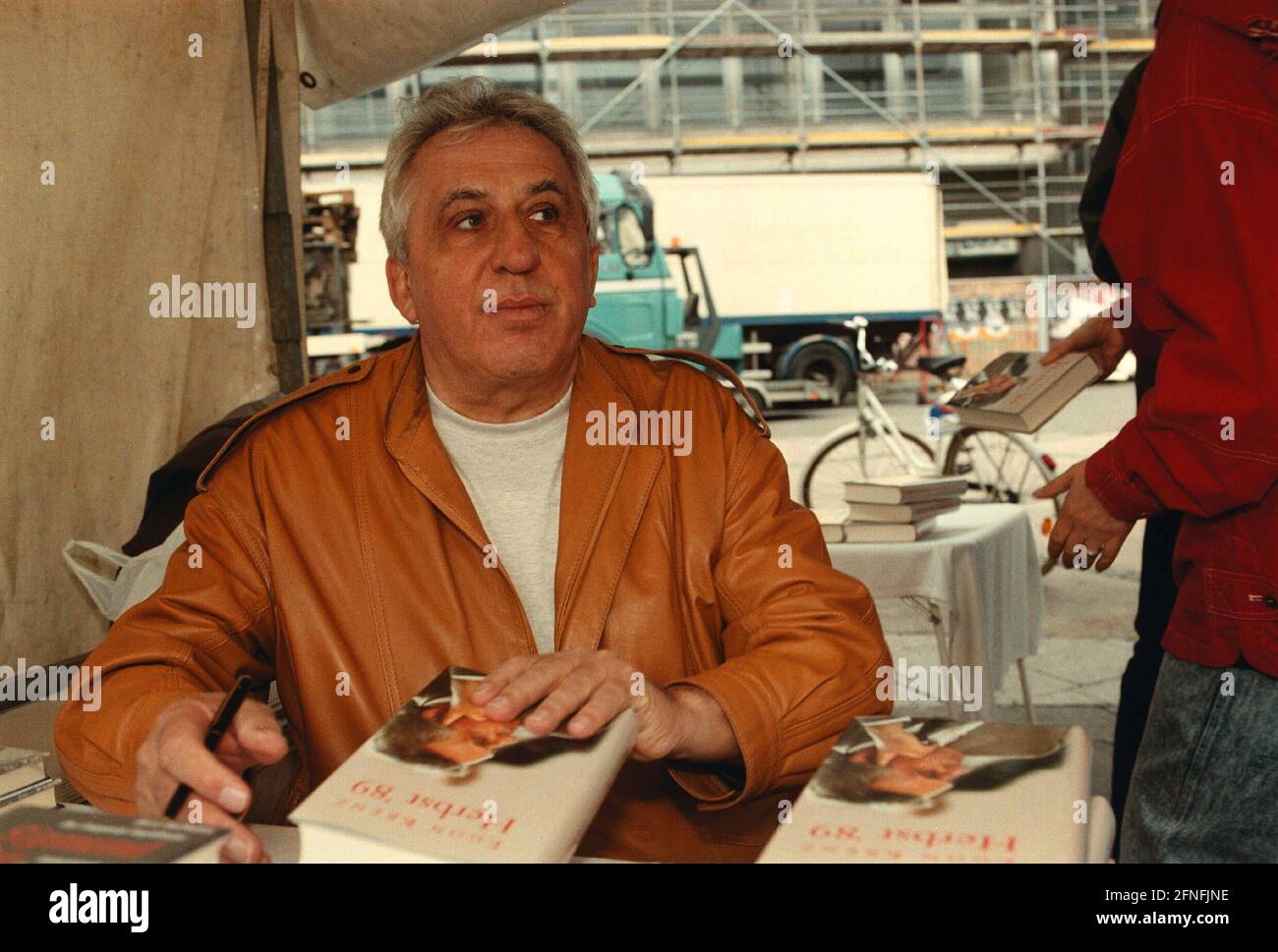 'Egon Krenz signant son nouveau livre ''Herbst '89'', au stand 'Der kleine Buchladen', événement de campagne électorale du PDS, élection Berlin, automne '99, DEU, Berlin-Mitte, 03-09.1999, [traduction automatique]' Banque D'Images