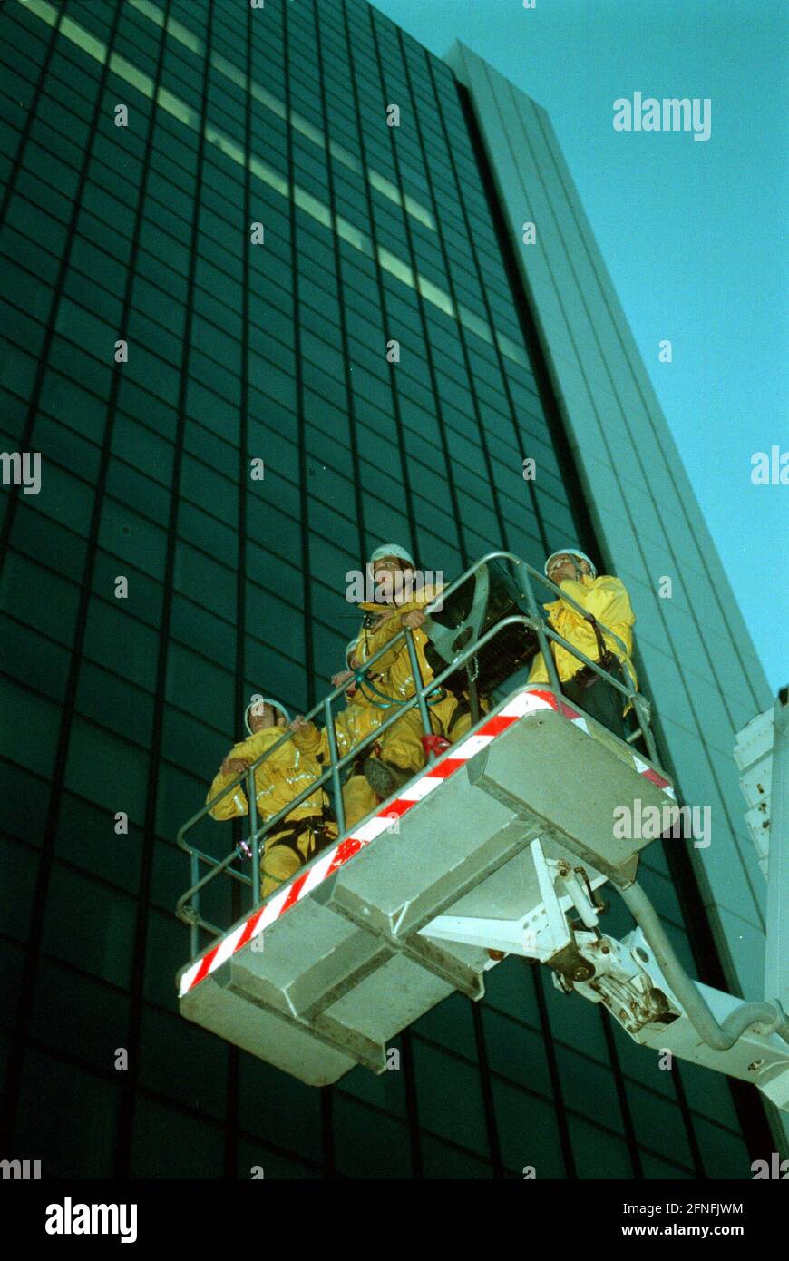 Action de Greenpeace contre le déboisement de la forêt tropicale canadienne, devant le consulat du Canada au Centre du commerce international de Friedrichstrasse, Berlin-Mitte, 27.08.1999, [traduction automatique] Banque D'Images