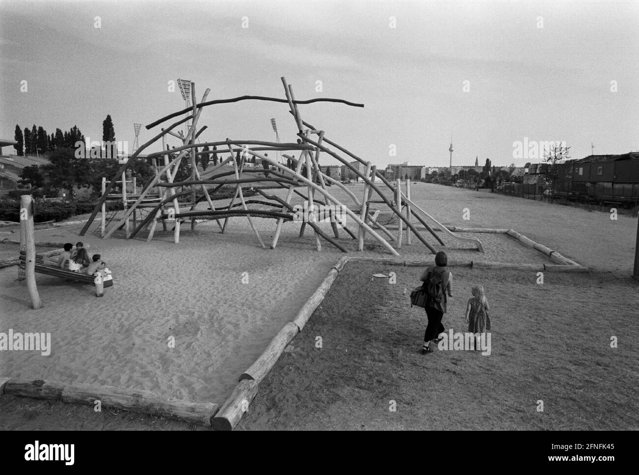 Échafaudage arc-en-ciel dans le Mauerpark, sur l'ancienne bande frontalière entre les quartiers de Prenzlauer Berg (est) et Wedding (Ouest), aire de jeux pour enfants, symbolique comme pont entre l'est et l'ouest, Berlin-Prenzlauer Berg, 04.08.1999, [traduction automatique] Banque D'Images