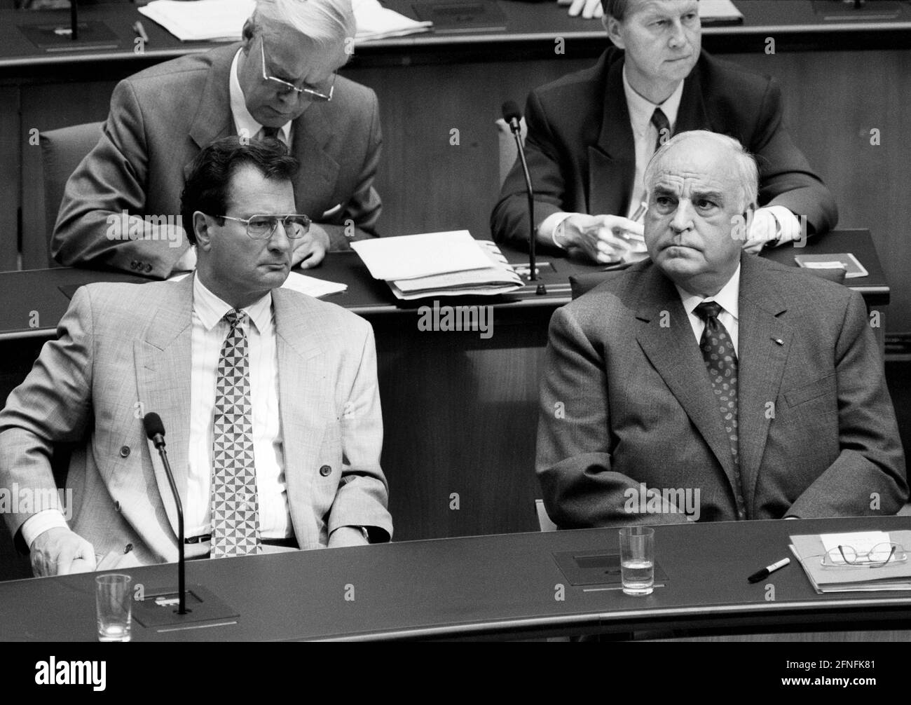 Le ministre fédéral des Affaires étrangères Klaus KINKEL , le FDP , et le chancelier fédéral Helmut KOHL , le CDU , au Bundestag , Manfred KANTHER et Friedrich BOHL sont assis dans le dos , septembre 1995 [traduction automatique] Banque D'Images