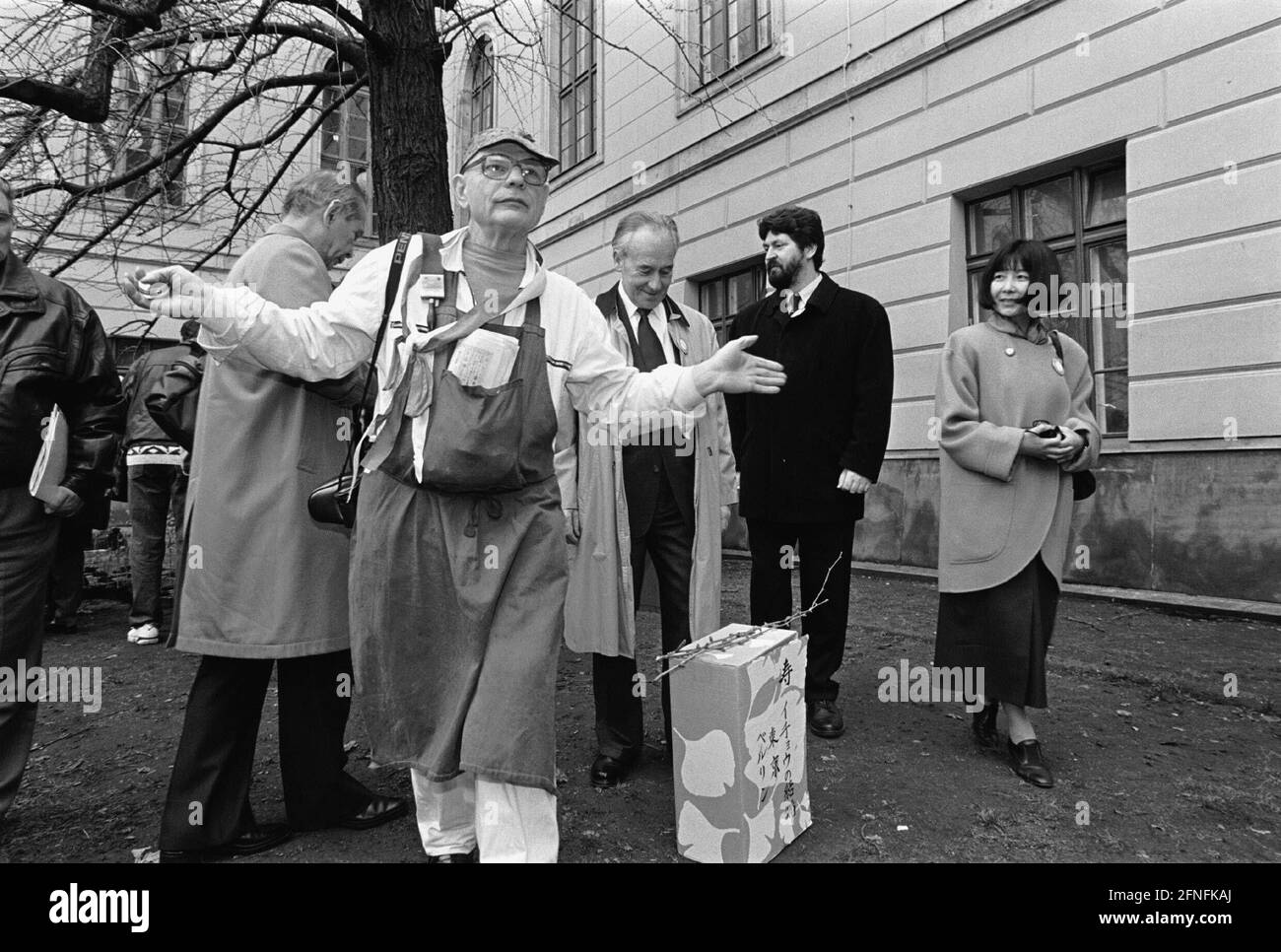 '''Gingo Tree Wedding'', action de Ben Wargin (photo, centre) , mariage de l'arbre de Gingo devant l'Université Humboldt avec une succursale spécialement mise en vol depuis le Japon (greffée), Berlin-Mitte, 23.03.1999, [traduction automatique]' Banque D'Images