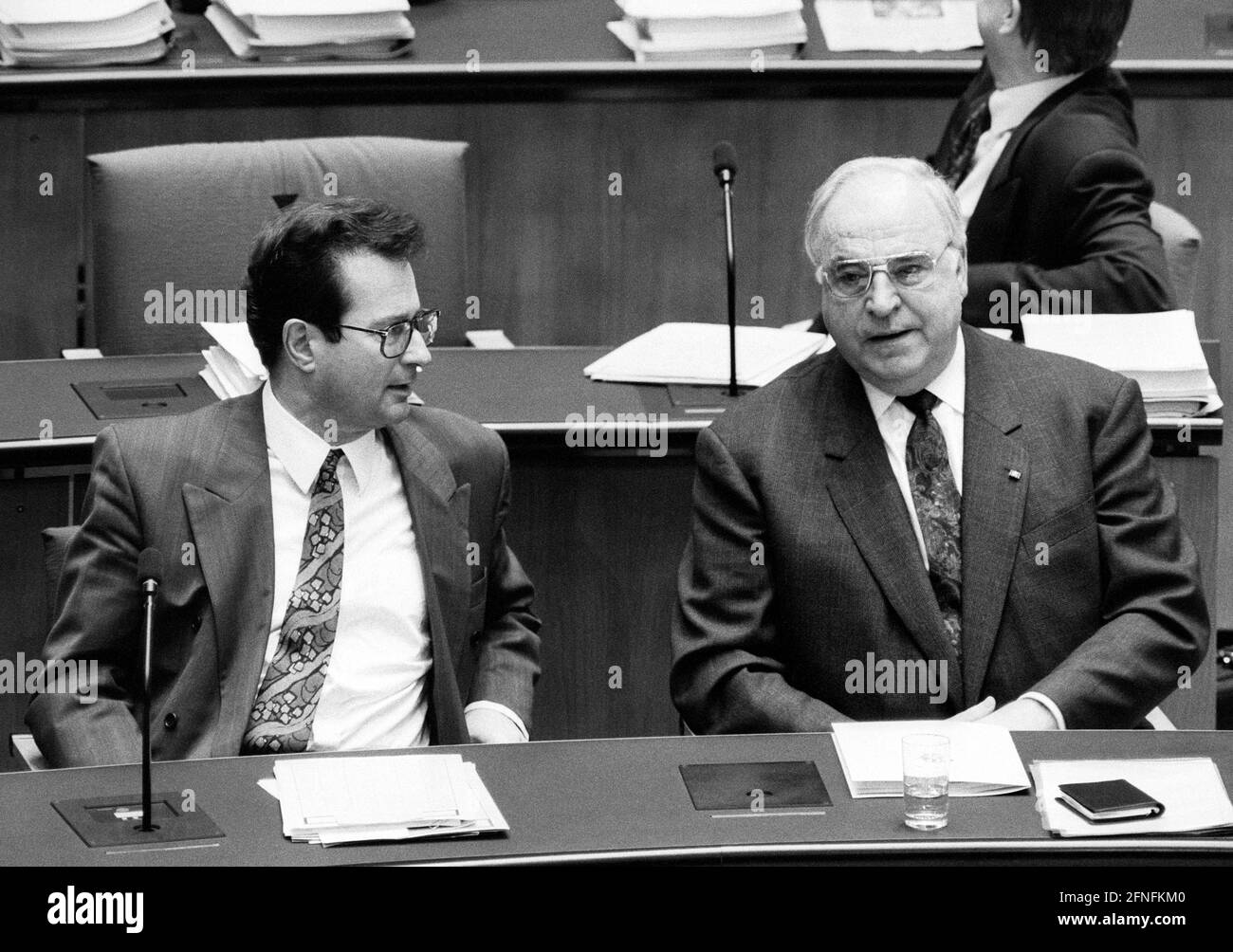 Le ministre fédéral des Affaires étrangères Klaus KINKEL , le FDP , et le chancelier fédéral Helmut KOHL , le CDU , au Bundestag en janvier 1994 [traduction automatique] Banque D'Images