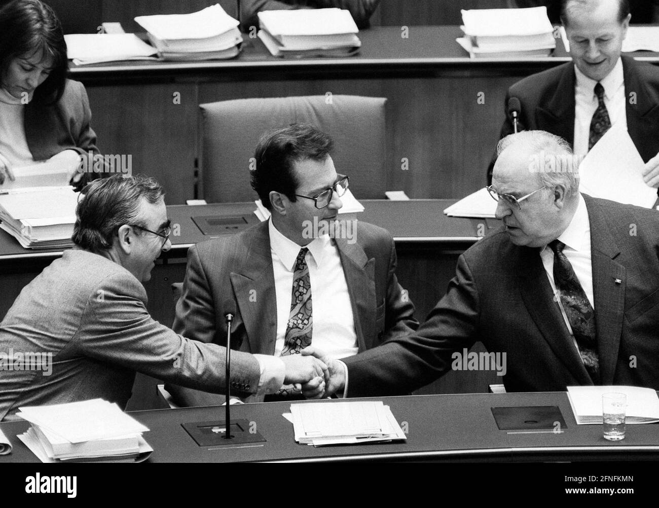 Le ministre fédéral des Finances, Theo WAIGEL , le CSU , le ministre fédéral des Affaires étrangères, Klaus KINKEL , le FDP , et le chancelier fédéral Helmut KOHL , le CDU , au Bundestag en janvier 1994 [traduction automatique] Banque D'Images