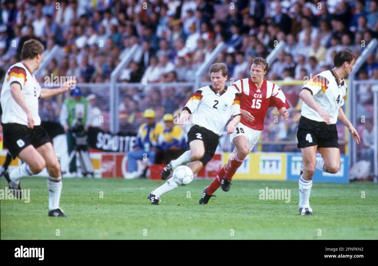 Championnat d'Europe 1992 en Suède. Allemagne - CEI 1:1/12.06.1992 à Norköpping. Stefan Reuter (Allemagne) en action devant Igor Kolivanov (CEI). Li : Thomas Buchwald. Re: Jürgen Kohler (tous les deux allemands). copyright à des fins journalistiques seulement ! [traduction automatique] Banque D'Images