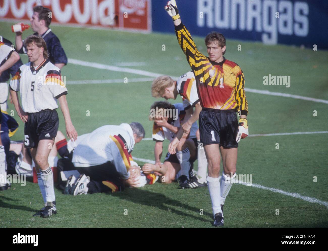 Championnat d'Europe 1992 en Suède. Demi-finale: Suède - Allemagne 2:3/21.06.1992 à Stockholm. Le professeur Hess s'occupe d'un joueur blessé. Brehme et Effenberg regardent. Le gardien de but Bodo Illgner (devant) indique une substitution. A gauche: Manfred Binz (tous Deut.). copyright pour les buts journalistiques seulement ! [traduction automatique] Banque D'Images