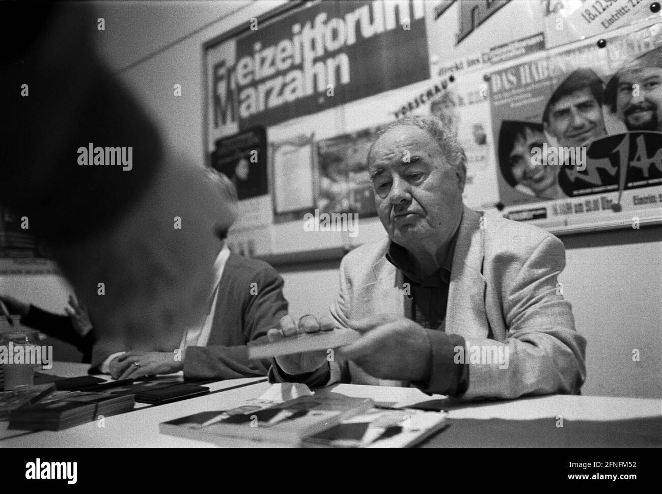 75e Kaffeeplausch, programme de divertissement mensuel pour les aînés (10° à 22° heures), à Marzahn, où l'animateur Siegfried Trzoß laisse apparaître l'ancien GDR - Schlaggersaenger en 10 - minute - tact, ils ont donc la chance de se lever de nouveau sur la scène (à quelques exceptions près, Qui sont encore couronnés de succès aujourd'hui), heure d'autographe avec GDR - artiste Heinz Quermann, Berlin-Marzahn, 14.10.1998, [traduction automatique] Banque D'Images