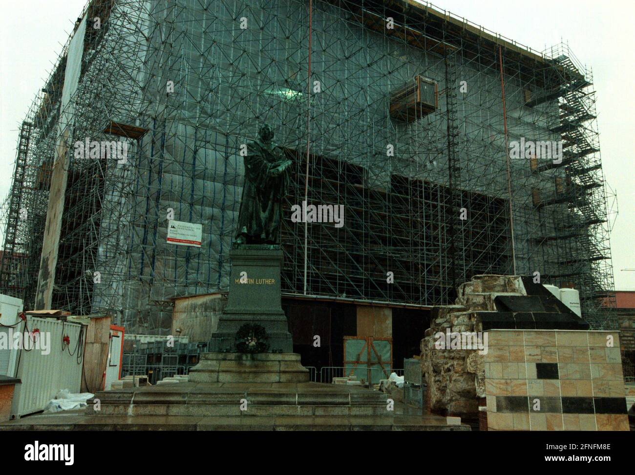 '''Unternehmen Kirche'' (l'entreprise de l'église), congrès sur le thème de l'église et de l'économie de marché, organisateur 's', Deutsches Allgemeines Sonntagsblatt, site de construction de la Frauenkirche rénovée, monument à Martin Luther, Dresde, 04.03.1999, , [traduction automatique]' Banque D'Images