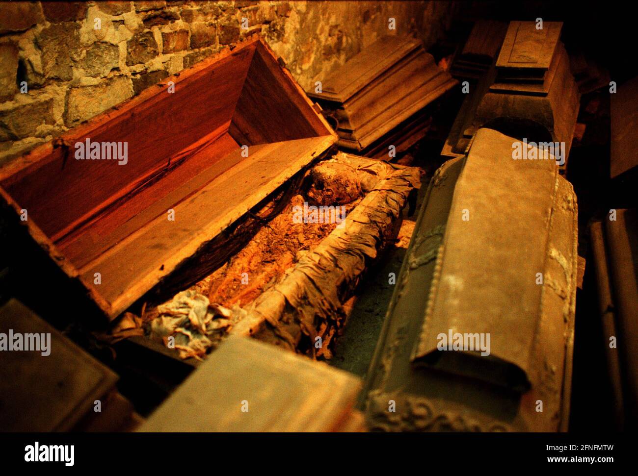 Cadavre momifié d'un enfant dans un cercueil dans la crypte sous l'église paroissiale, Berlin-Mitte, 19.11.1998, [traduction automatique] Banque D'Images