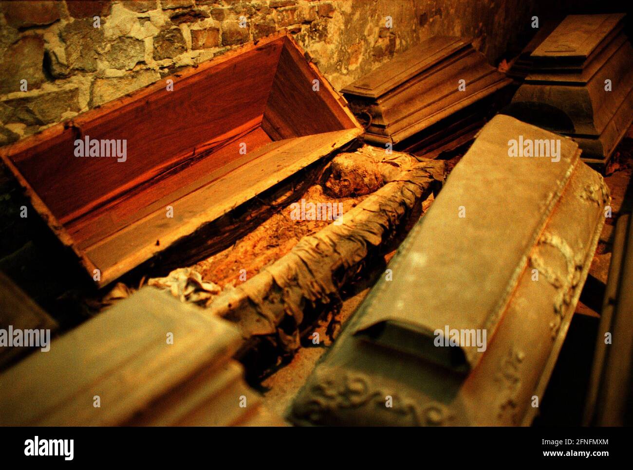 Cadavre momifié d'un enfant dans un cercueil dans la crypte sous l'église paroissiale, Berlin-Mitte, 19.11.1998, [traduction automatique] Banque D'Images