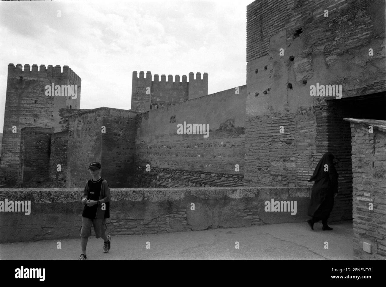 Espagne, Grenade, 15.08.1998 ans, femme voilée et touriste sur l'Alhambra à Grenade, . [traduction automatique] Banque D'Images