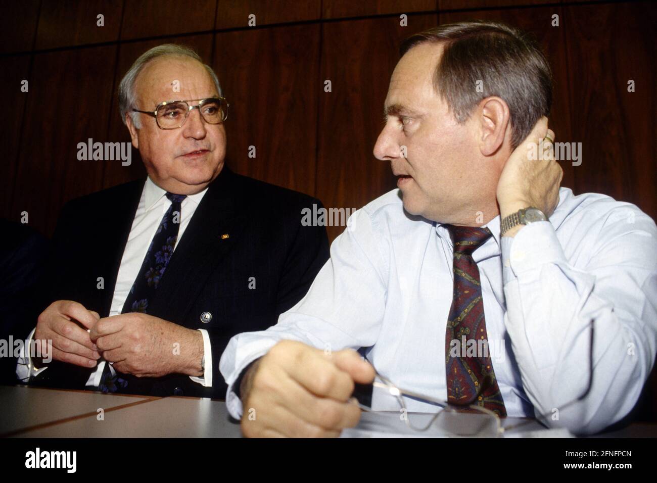 Le chancelier fédéral Helmut KOHL et Wolfgang SCHAEUBLE , tous CDU , lors d'une réunion du groupe parlementaire CDU/CSU en mai 1993 [traduction automatique] Banque D'Images