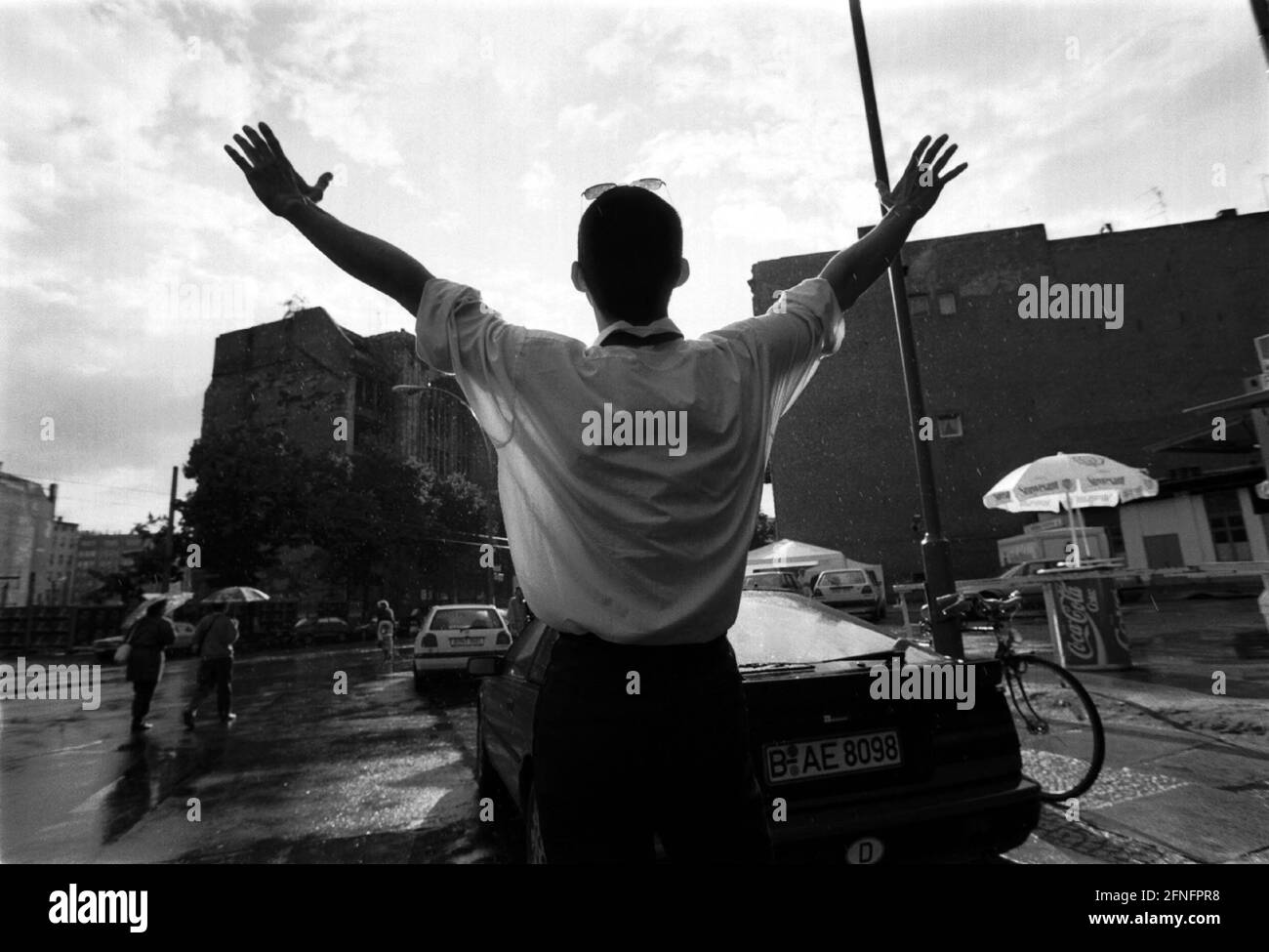 Allemagne, Berlin, ,04.06.1994, enfin la pluie..., homme dans la chemise blanche dans la Oranienburger Straße, (droite le Tachelles), . [traduction automatique] Banque D'Images