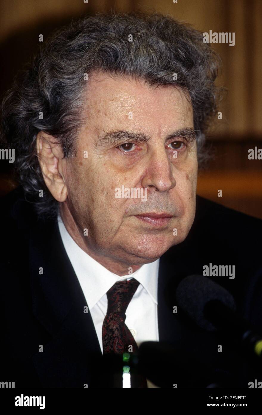 Mikis THEODORAKIS , compositeur et écrivain grec , mai 1997 [traduction automatique] Banque D'Images
