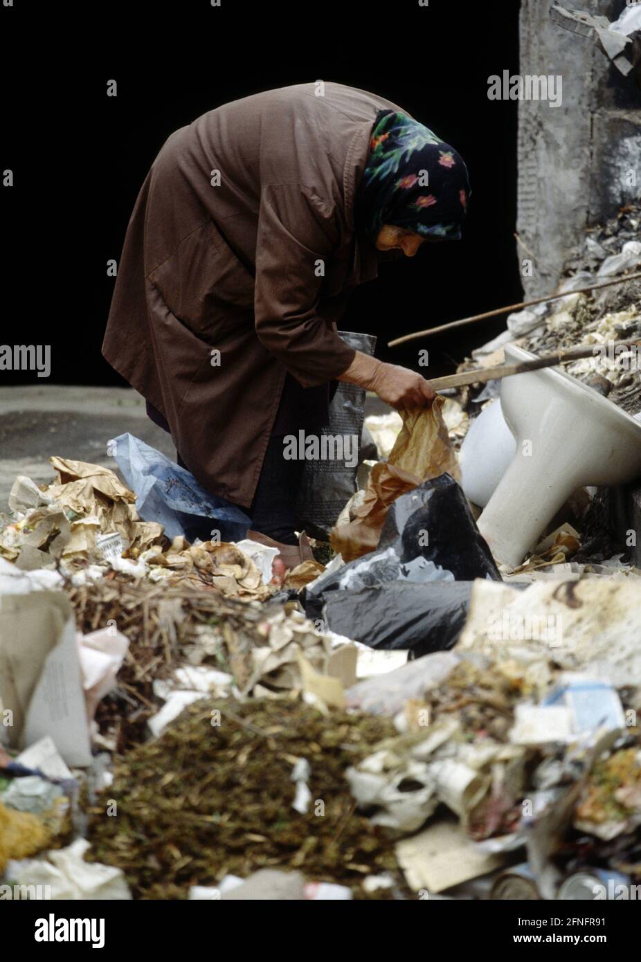 ARM , ARMÉNIE : une vieille femme recherche des articles utilisables sur un tas de déchets à Erevan / Erevan , avril 1993 [traduction automatique] Banque D'Images