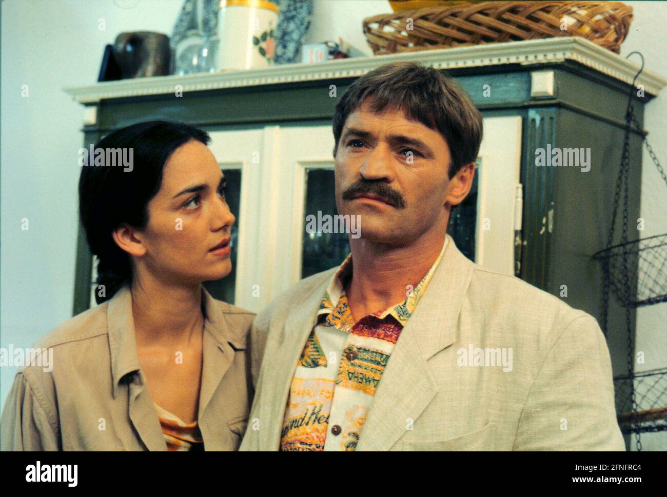 Soko 5113, ZDF, TV-Krimi-Serie, 1992, Folge: Für ein Gramm héroïne, Szene: Mine Brandt, HARTMUT SCHREIER von der SOKO, wurde als Agent in die Drogenszene eingeschleust. Zur Tarnung lebt er der heroinabhängigen Rita, IRINA WANKA zusammen. Soko 5113, ZDF TV crime series, 1992, épisode: Fuer ein Gramm héroïne, scène: Irina Wanka, Hartmut Schreier Banque D'Images