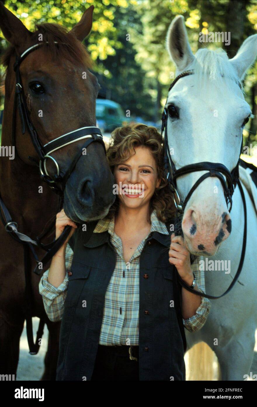 JULIA KENT, die deutsche Sauspielerin in der Rolle der engagierten Försterin Susanne im ARD Fernsehfilm: DAS Parades am Ende der Berge, 1993. JULIA KENT, actrice allemande, joue le rôle du forestier Susanne dans le film de la télévision ARD : DAS Parades am Ende der Berge, 1993. Banque D'Images