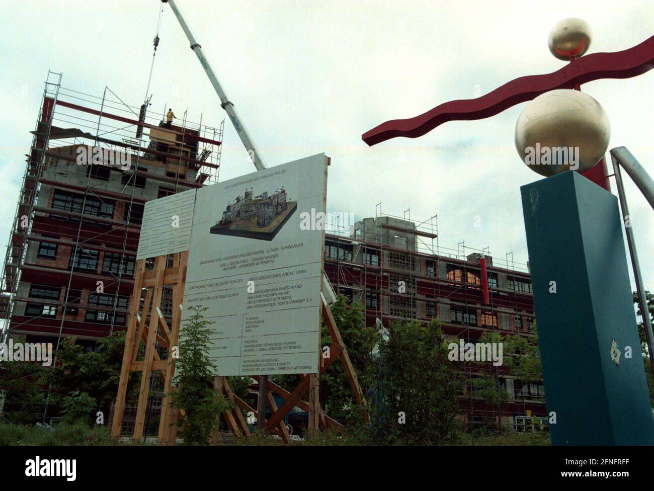 'Allemagne, Wittenberg, 25.05.1998, Luther - Gymnase (Platttenbau), qui est reconstruit selon les plans de l'artiste viennoise Hundertwasser, c'est alors la seule ''Hundertwasser - École' dans le monde, parce qu'il ne projette aucune seconde !, l'idée est venue des élèves de l'école, . [traduction automatique]' Banque D'Images