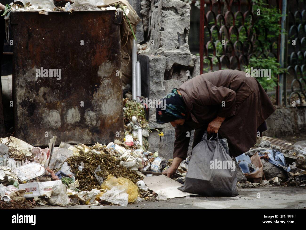 ARM , ARMÉNIE : une vieille femme recherche des articles utilisables sur un tas de déchets à Erevan / Erevan , avril 1993 [traduction automatique] Banque D'Images