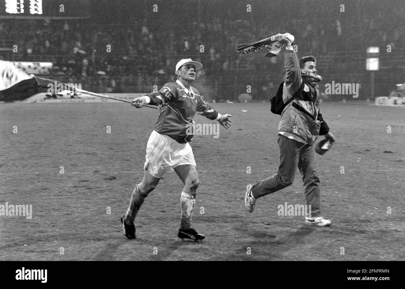 FOOTBALL 1. BUNDESLIGA SAISON 1993/1994 Quarterfinal SV Werder Bremen - RSC Anderlecht 08.12.1993 Ulrich Borowka (à gauche, SV Werder Bremen) applaudit avec drapeau et ventilateur après le coup de sifflet final. PHOTO: WEREK Press photo Agency xxNOxMODELxRELEASExx [traduction automatique] Banque D'Images