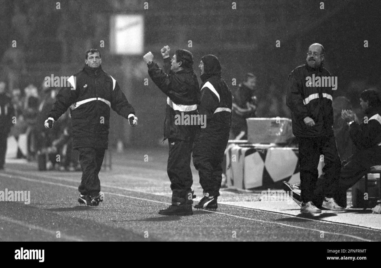 FOOTBALL 1. BUNDESLIGA SAISON 1993/1994 Quarterfinal SV Werder Bremen - RSC Anderlecht 08.12.1993 Coach Otto Rehhagel (milieu, Werder Bremen) Cheers PHOTO: WEREK Pressebildagentur xxNOxMODELxRELEASExx [traduction automatique] Banque D'Images