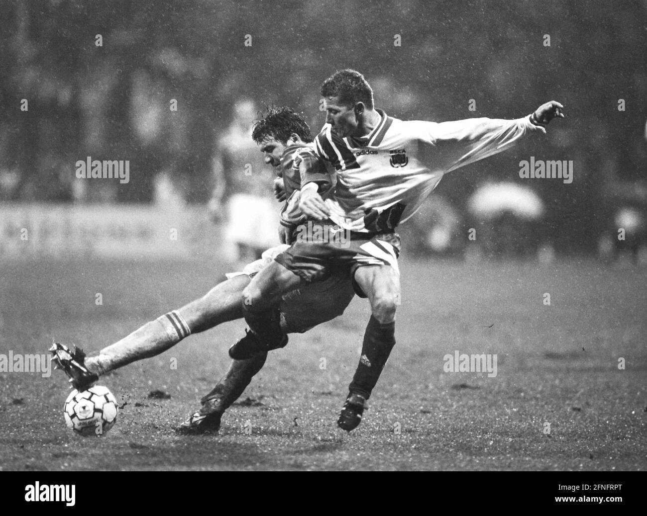 FOOTBALL 1. BUNDESLIGA SAISON 1993/1994 Quarterfinal SV Werder Bremen - RSC Anderlecht 08.12.1993 Dietmar Beiersdorfer (à gauche, Werder Bremen) peut se défendre contre Danny FOTO: WEREK Pressebildentur xxNOxMODELxRELEASExx [traduction automatique] Banque D'Images